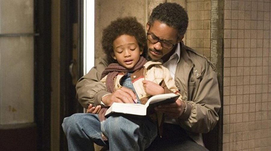 The Pursuit of Happyness / Umudunu Kaybetme (2006) IMDb 8.0

                                    
                                    Chris Gardner (Will Smith) iki yakasını bir araya getirmeye çalışan bir aile babasıdır. Ailesini ayakta tutmak için cesurca çabalamasına rağmen, beş yaşındaki oğlu Christopher'ın (Jaden Christopher Syre Smith) annesi (Thandie Newton) maddi zorlukların yarattığı sürekli baskı altında direncini kaybetmek üzeredir. Artık dayanamayacağını anlayınca, istemeye istemeye evi terk eder… Artık bekar bir baba olan Chris, yılmadan, bildiği tüm satış becerilerini kullanarak daha iyi kazandıran bir işin peşine düşer. Prestijli bir borsa şirketinde stajyerlik bulur ve ücret almasa da programın sonunda iş ve parlak bir gelecek elde edeceğini umarak kabul eder. Parasal güvencesi olmayan Chris ve oğlu, kısa süre sonra oturdukları daireden çıkartılırlar ve düşkünler evi, otobüs durağı, tuvalet; geceyi geçirmek için bulabildikleri her yerde kalırlar. Çektiği sıkıntılara rağmen, Chris, babalık görevini sevgi ve özenle yerine getirmeye devam eder ve oğlunun kendisine karşı duyduğu sevgi ve güveni, karşısına çıkan engelleri aşmak için kullanır. 

Umudunu Kaybetme Gabriele Muccino'nun yönetmenliğini üstlendiği Amerikan yapımı dram filmidir. Chris Gardner'ın biyografisi niteliğinde olan filmde Gardner'ı Will Smith canlandırmıştır. Filmin senaristliğini üstlenen Steven Conrad, yine Umudunu Kaybetme adını taşıyan kitaba bağlı kalarak filmin senaryosunu hazırlamıştır. Kitap, Gardner tarafından anılara bağlı kalınarak yazılmıştır. Film, Columbia Pictures tarafından 16 Aralık 2006 tarihinde çıkmıştır. Filmde Will Smith gerçek hayatta oğlu olan Jaden Smith ile birlikte oynar. Smith, filmdeki performansı ile Akademi Ödülleri ve Altın Küre'de En İyi Erkek Oyuncu ödülüne aday gösterilmiştir.

Filmden akılda kalan bazı sözler:

 “Kimsenin sana bir şey yapamayacağını söylemesine izin verme, benim bile. Bir hayalin varsa peşini bırakmamalısın. İnsanlar, kendilerinin yapamadıkları şeyleri senin de yapamayacağını söylerler. Bir şeyi istiyorsan peşini bırakma; git ve al.”

 “Bir hayalin varsa peşini bırakmamalısın. İnsanlar kendilerinin yapamadıkları şeyleri senin de yapamayacağını söyler.”

 ” Borsacı olmak için üniversiteye gitmen gerekti, değil mi? Hayır, gerekmiyor. Sayılarla ve insanlarla aranın iyi olması yeterli. “
                                
                                