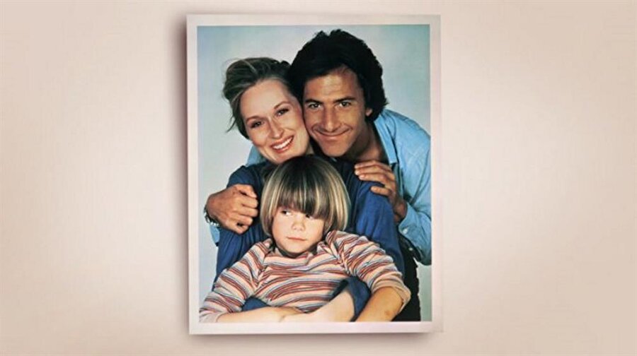 Kramer vs. Kramer - Kramer Kramer'e Karşı - (1979) IMDb 7.8

                                    
                                    Kramer Kramer'e Karşı 1980 yılında en iyi film dalında Akademi ödülüne (Oscar) alan, yönetmenliğini Robert Benton'ın yaptığı, Avery Corman'ın aynı adlı eserinden uyarlanan bir yapımdır. Film 70'lere egemen olan feminizm dalgası, babalık ve annelik ve bunların ailedeki sorumluluğu kavramları üzerine kurulmuş gözükmektedir. Joanna ve Ted'in davranışlarında da bu kavramların irdelenmesi açıkça göze çarpmaktadır.

 Filmin konusuna gelirsek; Joanna Kramer bir çocuk sahibi bir kadındır. Eşi Ted'den kendini bulma arayışını sebep göstererek ayrılmıştır. Ted büyük bir reklam ajansında ve büyük bir projenin üstünde çalışmakta iken Joanna'nın ayrılığı ile sarsılmıştır. Ayrıca oğulları Bill'in sorumluluğu da onun üstüne kalmıştır. Ted'in komşusu Margaret ona yardımcı olmaya çalışırken o da bir yandan Joanna'nın ayrılmasına neyin sebep olduğunu düşünmektedir. Bu arada Ted Bill'in gelişimi nedeni ile iş kariyerini de ikinci plana itmiştir. Bir süre sonra Joanna mahkemeye başvurur ve Bill'in vesayetini üzerine alır. Ancak Bill mutlu değildir ve Ted'in de onlarla birlikte olmasını istemektedir.

Kaynaklar: sinefesto.com, wikipedia.com, sinemalar.com, beyazperde.com, imdb.com
                                
                                