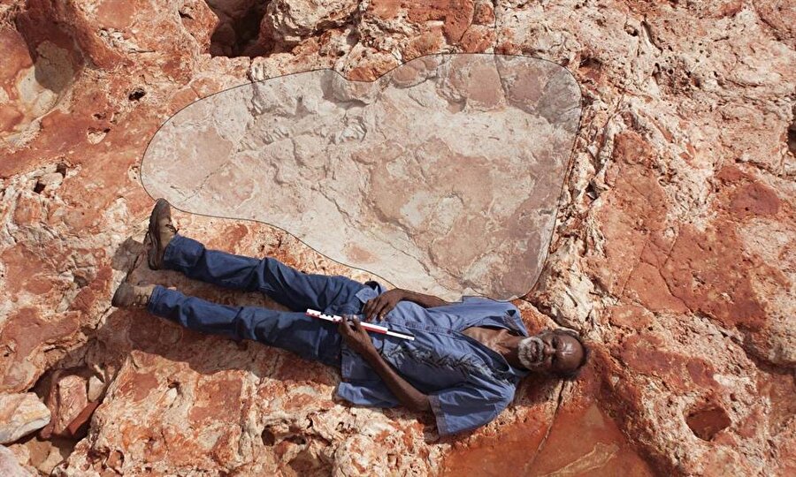 144 milyon yaşında
Arkeologlar, Avusturalya'da 1,7 metrelik bir ayak izi buldu. Ayak izinin otobur bir dinozora ait olduğu tahmin ediliyor. Ayak izinin bulunduğu kayaların yaklaşık 144 milyon yaşında oldukları belirtildi. Keşifle birlikte Avusturalya'daki dinozor varlığının sanılandan daha eskiye uzandığı ortaya çıktı.