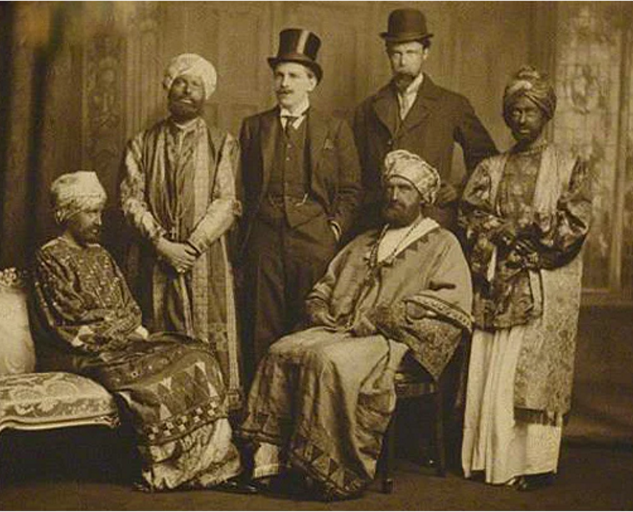 1910 yılında Cambridge Üniversitesi’nden bir grup öğrenci tenlerini kara renge boyayıp kılık değiştirerek kendilerini İngiliz Kraliyet Donanması’na Etiyopya İmparatorluğu’nun elçileriymiş gibi tanıtarak kabul ettirdiler.

                                    
                                    
                                    
                                    
                                    
                                    
                                
                                
                                
                                
                                
                                
