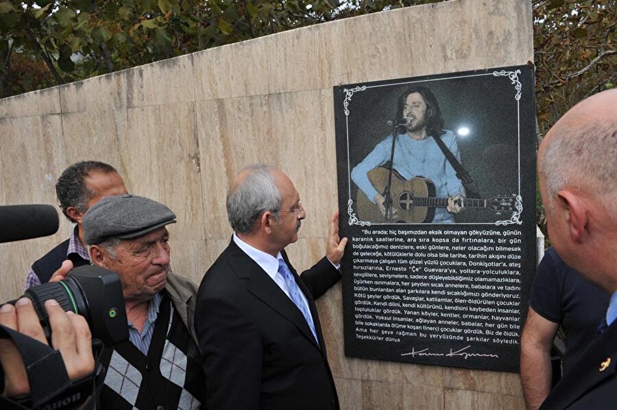 "Kazım Koyuncu gibi bir sanatçınız var, yürekli bir sanatçı tuttuğunu koparan bir karakter. Bir Karadeniz fırtınası. Ona da burdan selam gönderiyoruz"

                                    
                                