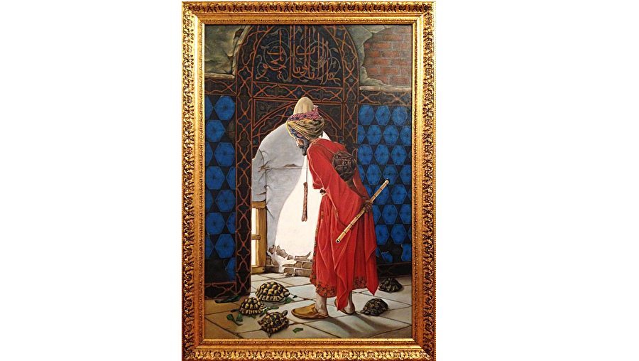 Kaplumbağa Terbiyecisi

                                    Osman Hamdi Bey, Türk sanat ve düşünce hayatına büyük katkılar sunmuş Osmanlı Devleti'nin son döneminin büyük entelektüellerindendir. Aynı zamanda Türk resminin en meşhur ve en pahalı tablolarından biri olan "Kaplumbağa Terbiyecisi"nin ressamıdır. 

 Tablo incelendiğinde şu yorumlar yapılabilir; Etekleri işlemeli kırmızı kıyafetli sakallı adam (derviş), ellerini kalça hizasından arkaya alarak ney tutmakta. Belini hafiften öne doğru kırmış, başı önüne bakıyor. Bu, adama olgun fakat aynı zamanda yorgun bir görüntü vermiş. Başına gelişigüzel sardığı yemenisinin üzerine dervişlerin kullandığı arakiye adlı başlığı takan figürün sırtında (pek çok yorumcuya göre) nakkare ya da kudüm adlı verilen bir çeşit davul asılı. Boynundaki kıskaç biçimli nesne, kimine göre ud çalmak için kullanılan mızrap, kimine göreyse nakkareyi çalmak için kullanacağı baget. Bunlar, Mevlevî musikisinin icrasında kullanılan dört önemli enstrümandan ikisi. Nekkare Mevlevî musikisinin temel enstrümanlarından birisidir. Ney ise Mevlânâ'nın Mesnevî'nin başında bahsedecek denli önemsediği bir müzik aletidir: "Dinle ki, neyden şikayet ediyor; ayrılıkları hikaye ediyor..." Ney huzurdur, sabırdır... Zeminde ise toplamda beş kaplumbağa görüyoruz. Yeşil yaprakları yiyen bu kaplumbağalar, derviş tarafından eğitilmektedir. Kaplumbağlarla ilgili rivayet ise şöyle; Lâle Devri'nde açık havada yapılan eğlencelerde kaplumbağaların sırtlarına mumlar dikilir ve bunlar bahçede gezinmeye bırakılırmış. Bu manzara da saray erkanının hoşuna gidermiş... Fotoğrafın olduğu yer Bursa'daki Yeşil Camii. 1390'ların sonunda tamamlanan ve Osmanlı Mimarisi'nin en değerli örneklerinden biri sayılan camideki çinilere ve hat sanatını görüyoruz. Osman Hamdi Bey'in tablonun ilhamını nereden aldığı ve anlamına dair çeşitli görüşler mevcuttur. Osman Hamdi Bey'in bu tablosu, özellikle ilham kaynağına dair net bilgilerin olmadığı dönemde, geri kalmış bir toplumu çağdaşlaştırmaya çalışan bir aydının yorgun hâlini anlattığı şeklinde yorumlandığı olmuştur. Kaplumbağaların esin kaynağının, Lâle Devrindeki Sadabad eğlenceleri sırasında, hava karardıktan sonra sırtlarına mum dikilerek serbest bırakılan kaplumbağalar olduğu öne sürülmüştür. Bir yoruma göre, Sanay-i Nefise, Asar-ı Atika Müzesi, Duyun-u Umumiye gibi birçok kurumu kurmak ve yönetmek görevini üstlenen Osman Hamdi Bey, tabloda kendini terbiyeci, kendi iş yapış biçimine uyum gösteremeyen astlarını ise yemeğe ulaşmaya çalışan kaplumbağalar olarak göstererek, onları hicvetmektedir. Bir başka yorumlara göre, düşünceli biçimde dikilen adam, sabır gerektiren zor bir iş olan kaplumbağaları terbiye etme işini, elindeki ney ve sırtındaki nakkareyi çalarak başarmayı ummaktadır. Bu yoruma göre de terbiyeci Osman Hamdi Bey'in kendisidir. Bu yorum terbiyecinin zorlu işi elindeki müzik aletleriyle halletmeye çalışması, Osman Hamdi Bey'in de değişime direnen bir toplumu sanat yoluyla çağdaş seviyeye getirmeye çalıştığını, bu yüzden sanat okulu ve müze açma girişiminde bulunduğunu vurgular. Bir diğer iddiaya göre Osman Hamdi Bey, Tour du Monde isimli Fransızca bir derginin 1869 tarihli sayılarından birinde gördüğü bir gravürden esinlenerek bu tabloyu çizmiştir. Tablonun ikinci versiyonunun, 2009 yılında Sakıp Sabancı Müzesindeki bir sergide sergilenmesi sırasında, tablonun ilham kaynağına dair yeni bir iddia öne sürülmüştür. Buna göre Osman Hamdi Bey, "Tour du Monde" isimli Fransızca bir derginin 1869 tarihli sayılarından birinde gördüğü bir gravürden esinlenerek bu tabloyu çizmiştir. L. Crépon tarafından bir Japon gravüründen esinle çizilmiş olan bu resim, dergide Charmeur de tortues (Kaplumbağa Terbiyecisi) adıyla basılmıştır. Resimde, Osman Hamdi Bey'in tablosundaki terbiyeciye benzer şekilde giyinmiş yaşlı bir terbiyeci, elindeki ufak davulu çalarak bir grup kaplumbağanın bir masanın üzerine çıkmasını sağlamaya çalışmaktadır. Osman Hamdi Bey, 13 Temmuz 1869'da Bağdat'tan babasına gönderdiği mektupta, "bana yollamış olduğunuz Tour du Monde'u okudum" demektedir. Osman Hamdi Bey muhtemelen 1869 yılının ilk cildini okumuştur ve Kaplumbağa Terbiyecisi'ni çizerken bu gravürden etkilenmiş olabilir. 

 Osman Hamdi Bey 1907 yılında resmin 2. versiyonunu yapmıştır. Peki neden? Bir iddia eserine verdiği önem dolayısıyla. Böyle olmasa dahi Diğer Oryantalist ressamlar gibi Osman Hamdi Bey'in de herhangi bir tablosunu birden fazla defa çizmiş olması normal karşılanmaktadır. Bir yıl arayla çizilen tabloların genel kompozisyonu oldukça benzerdir. Bu versiyonda ayrıca, resmin Ahmet Muhtar Paşa'ya ithaf edildiğine dair, ressamın el yazısıyla yazılmış bir not da vardır. İkinci versiyonda ilkinden farklı olarak beş yerine altı kaplumbağa bulunur. Ayrıca terbiyecinin sağındaki duvarda çerçeveli bir hat ile cam kenarında bir testi durmaktadır. (Bizim bu içeriğimizde kullandığımız resim 1906 tarihli ilk resme aittir) Açık artırma usulünce yapılan müzayedede TMSF'nin satışa çıkardığı "Kaplumbağa Terbiyecisi" 5 milyon liraya Suna ve İnan Kıraç Vakfı Pera Müzesi tarafından satın alındı. Yapıtın bugünkü değerinin ise 15 milyon TL olduğu düşünülüyor. Eserin 2. versiyonu ise Simavi koleksiyonunda ve yaklaşık değerinin 6 milyon TL olduğu tahmin ediliyor. Kaplumbağa Terbiyecisi, hem maddi değeri hem de anlamı ve arkasındaki soru işaretleriyle konuşulmaya devam edecek.
                                