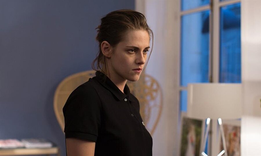 Personal Shopper

                                    
                                    Sils Maria'dan sonra Kristen Stewart yeniden bir Olivier Assayas filminde ve yine harika bir performans sergiliyor. 20'li yaşlarında, içine kapanık bir kadın olan Maureen, neredeyse hiç değişmeyen kayıtsızlığıyla, Paris'te ünlü bir modelin alışveriş danışmanlığını yapmaktadır. Genç kadın, kısa zaman önce ikiz erkek kardeşini kaybetmiştir ve henüz yas sürecinden çıkamamıştır. Bir gün cep telefonuna bir mesaj gelir. Bilinmeyen bir numaradan... Belki de bir hayaletten... Kardeşinin hayaletinden... Ödül kazandığı Cannes'da eleştirmenleri ikiye bölen Hayalet Hikâyesi cesur ve sıra dışı bir tür sineması örneği.
                                
                                