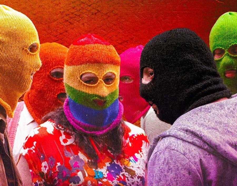 Kırık Kalpler Bankası 

                                    
                                    Osman ve Enis, İstanbul'un en merkezi semtlerinden Galata'da bir amatör futbol takımında top oynayan 20'li yaşlarının sonunda iki genç adamdır. Enis ve Osman'ın amacı, hem takım arkadaşlarıyla birlikte semtteki bankalardan birini soymak hem de son maçı kazanarak ligden düşmemektir. Maç oynanır ve çıkan büyük bir kavga sonucunda yarım kalır. Fakat bu kavga sırasında Osman, karşı takımın organ kaçakçılığıyla ünlü başkanı Rüstem Tor'un zorla yanında tuttuğu Aslım'a âşık olmuştur. Kırık Kalpler Bankası, William Shakespeare'in Romeo ve Jülyet piyesi üzerine kurulmuş, olmayacak bir hayalin peşine takılan üç kahramanın, hüzünlü sonlarına doğru Şekspirvari bir eda ile koşmalarının trajik hikâyesidir.
                                
                                