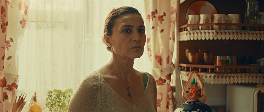 Kot Farkı

                                    
                                    Cenaze evinde maaş istemek ahlaki bir sınır ihlali midir yoksa bir hak talebi mi? Sevim'in bakıcı olarak çalıştığı evin yaşlı hanımı ölmüştür. Tüm akrabalar mevlit için merhumun evinde toplanmıştır. Sevim, hanımının ölümüne en az ailesi kadar üzülmüş olmasına rağmen birkaç gündür gecikmiş olan maaşını istemek zorundadır. Cenaze evinde maaş istemenin ahlaki çatışmasını yaşarken mevzu bu orta üst sınıf aile için büyük bir olaya dönüşür.
                                
                                