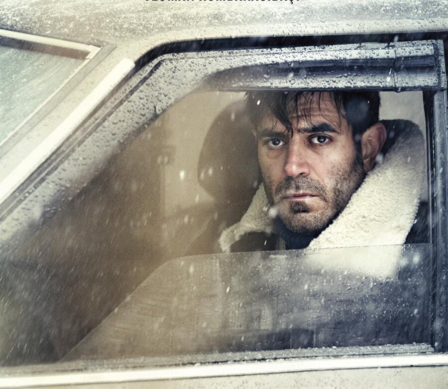 Mavi Sessizlik

                                    
                                    Hakan eski bir güvenlik kuvveti mensubudur. Tedavi gördüğü askeri hastanede, hemşire Ayla'nın özenli bakımı sayesinde kâbuslarıyla savaşımında iyileşme belirtileri gösterir. Uzunca bir süre sonra, kendisine takdim edilen şeref madalyası ve bir miktar para ile taburcu olur. Evine döndüğünde, eşi ve kızının kendisini terk ettiğini görür. Kızı Melis ile buluşması, Hakan'ı kendi geçmişiyle yüzleştirir. Tek başına, İstanbul sokaklarında dolaşır. Karşılaştığı insan manzaraları, ardından Ayla'nın beklenmedik ziyareti, Hakan'ı geçmişte yaptıklarını tekrar tekrar sorgulamaya iter.
                                
                                