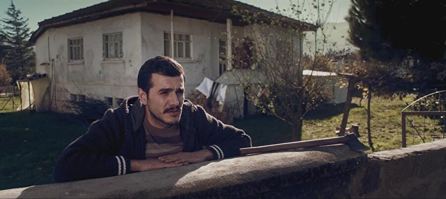 Bütün Saadetler Mümkündür

                                    
                                    Mühendislik öğrencisi Ali, okuduğu küçük şehirden ayrılarak Erasmus projesiyle yurtdışına çıkma hayalleri kurar. Bununla beraber kendisini tanımaya çalıştığı, hayata dair sorular sorduğu bir arayış sürecindedir. Sakin hayatı, türkü kafede solistlik yapan Gülce'den hoşlanmasıyla beraber hareketlenir. Bir hemşire adayı olan Gülce, yaşadığı maddi sıkıntılarını aşmak için Adapazarı'nın eski mahallelerinden birinde yaşlı ve yalnız bir adam olan Mevlüt'ün bakıcılığını yapmaktadır. Gülce'ye yakınlaşarak onu tanımaya başlayan Ali, Mevlüt'ün de hikâyesine ortak olur. Ali arayışını bu karşılaşmanın eşiğinde sürdürür, cevabını kitaplarda bulamayacağı bir soruyla beraber: Bütün saadetler mümkün müdür?
                                
                                