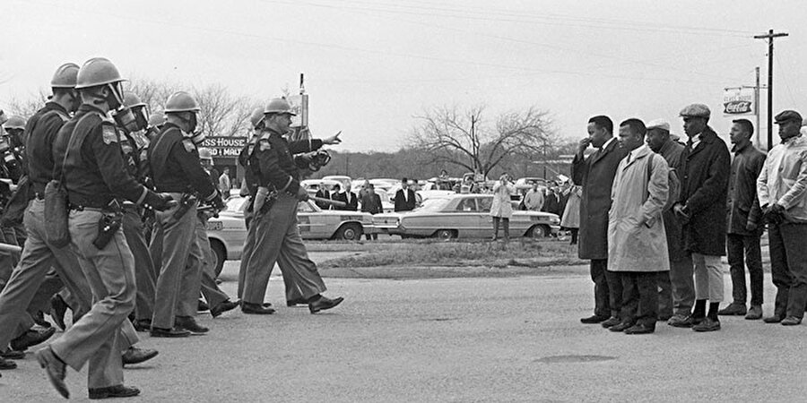 Ben Senin Zencin Değilim

                                    
                                    Usta yönetmen Raoul Peck'in imzasını taşıyan Oscar adayı bu belgesel, ünlü Amerikalı yazar James Baldwin'in yarım kalmış yapıtı Remember This House'u merkezine alıyor. Baldwin, çok kısa aralıklarla öldürülen Afro-Amerikalı üç aktiviste; Medgar Evers, Malcolm X ve Martin Luther King Jr.'a dair anılarından yola çıkarak Amerika'da ırkçılığın kökeni ve bununla nasıl mücadele edilebileceği üzerine bir deneme yazmayı hedeflemişti bu yapıtında. Peck ise yarım kalmış bu metni arşiv görüntüleriyle birleştirerek, Baldwin'in o dönemde ırkçılığa dair söylediklerinin günümüzde Amerika'da hâlâ geçerli olduğunu hayranlık uyandırıcı şekilde ortaya koyuyor. Filmde Baldwin›in metnini ünlü oyuncu Samuel L. Jackson seslendiriyor.
                                
                                