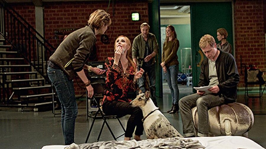 Kasting

                                    
                                    Çekimlerin başlamasına bir hafta kala, henüz filmin başrol oyuncusu seçilmiş değil. Yönetmen Vera'nın ilk filmi olacak bu: Fassbinder'in Petra von Kant'ın Acı Gözyaşları'nı yeniden çekiyorlar. Vera aklına yatan oyuncu kadrosunu oluşturmak için hiç de acele etmiyor. Yapımcıyla teknik ekip sabırsızlanırken kasting sorumlusu Gerwin hayatından memnun çünkü ünlü oyuncularla deneme çekimleri uzayıp duruyor. Filmin erkek başrolü işi bırakınca Gerwin de bu fırsatı değerlendirmeye bakıyor. Berlin Film Festivali'nin Forum bölümünde ilk gösterimini yapan Kasting, televizyon ve sinema endüstrilerinde güç savaşlarının ve bağımlılıkların kurnazca çizilmiş, eğlenceli bir manzarasını çiziyor.
                                
                                