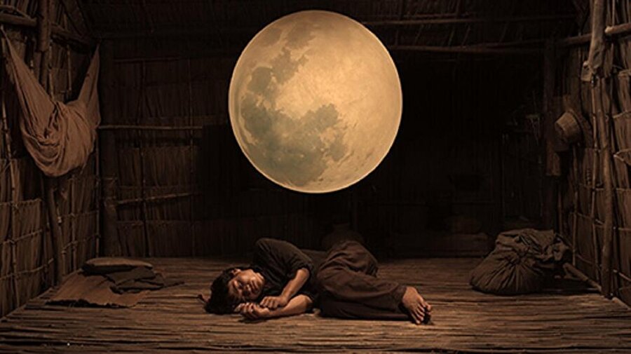 Sürgün

                                    
                                    Yabancı Dilde En İyi Film dalında Oscar adayı olan bir önceki filmi Eksik Resim ile Kamboçya'nın trajedilerine ayna tutan Rithy Panh, ülke tarihinin en karanlık noktalarında cesurca gezinmeye devam ediyor. Yönetmen, Pol Pot rejiminin soykırımlarında kurban edilen iki milyon can için ağıt yakarken, filmini belgesel ve kurmaca arasındaki gri alanda konumlandırıyor. Acımasız rejimin slogan, kitap, şarkılarla kurduğu hâkimiyeti, yılın en muazzam arşiv çalışmalarından biriyle sorgulayan Sürgün devrim, kayıp, adalet, siyaset gibi kavramları da korkusuzca inceliyor.
                                
                                