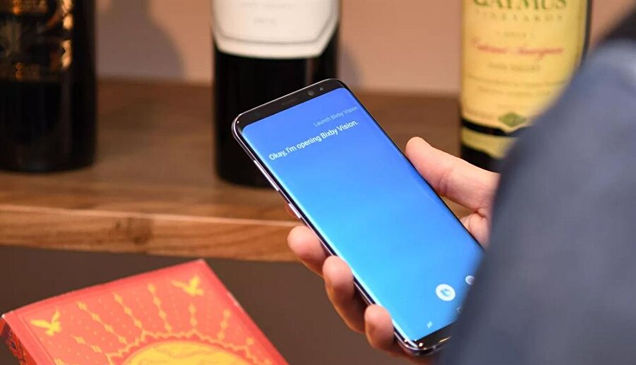 Kişisel asistan Bixby
Apple'ın yıllardır sunduğu Siri'ye rakip olarak çıkan Samsung Bixby, sesli yönlendirme sayesinde görevleri yerine getirebiliyor. Üstelik yapay zeka desteğiyle her geçen gün daha yüksek performans sergileyeceği söylenen sanal asistan, Galaxy S8 ve Galaxy S8+'ın en önemli ayrıntıları arasında.