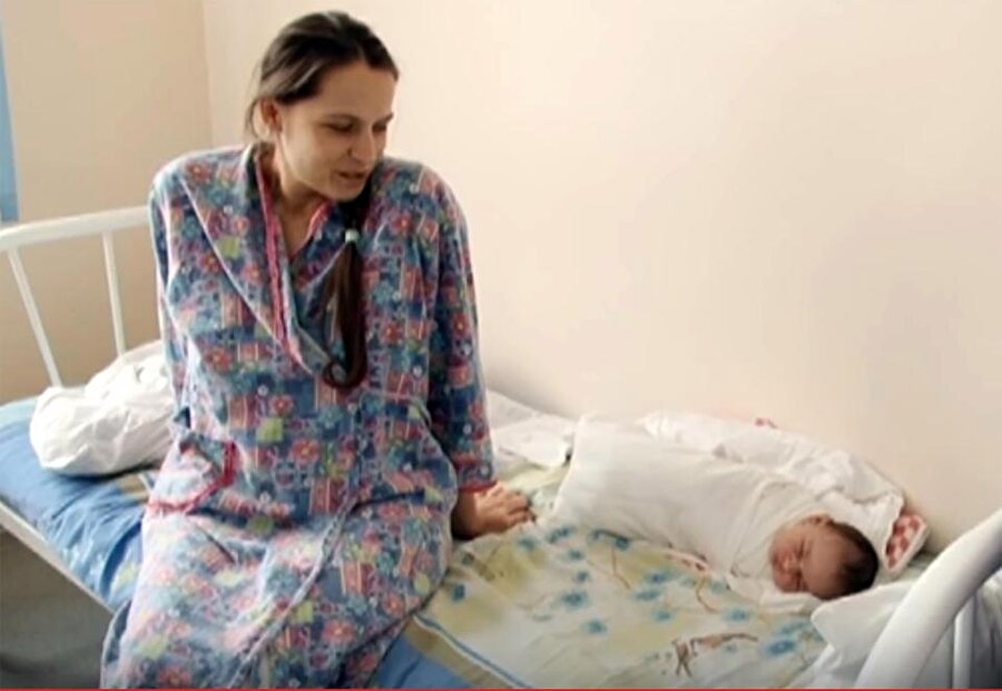 Doğumdan 1 gün önce fark ettiler

                                    Bebeğin şimdiye kadar nerede geliştiğinin bilinmemesinin nedeni ise, Ukrayna'nın doğusundaki Donbass'taki çatışmalardan kaçarak Altay bölgesine yerleşen 31 yaşındaki annenin hamileliğinin ilerleyen bölümlerinde dini gerekçelerle doktora görünmemesi. Nitekim doktorlar, bebeğin nerede geliştiğini ancak doğumun gerçekleşmesinden bir gün önce fark ettiler.
                                