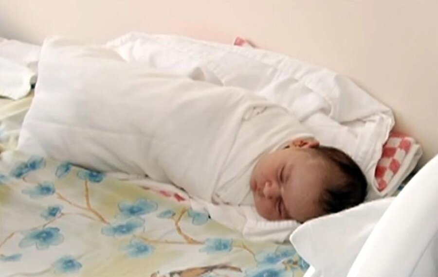 "Mucize bebek"

                                    Altay bölgesinde dünyaya gelen 4.1 kilogram ağırlığındaki Veronika bebek, tıp dünyasının dikkatini çekti. Doktorlar 'Mucize bebek' olarak tanımladıkları Veronika'nın 625 milyonda bir görülen bir bebek olduğunu ifade etti. 56 santim uzunluğundaki son derece sağlıklı Veronika'yı bu kadar 'nadir' kılan şeyse normal bebekler gibi rahimde değil, karın bölgesinde gelişmesi.
                                