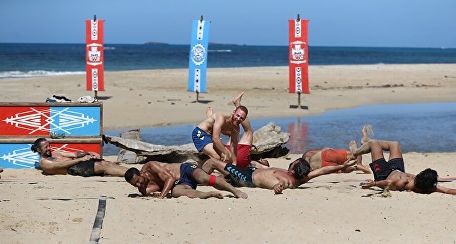 Ünlüler kazandı
Survivor'ın 10. haftasının son bölümünde ünlüler ile gönüllüler ceza oyunu için karşı karşıya geldi.

Oyunu kaybeden takımın önümüzdeki haftadaki oyunlara -1 ile başlayacakları yarışı, ünlüler takımı kazandı.