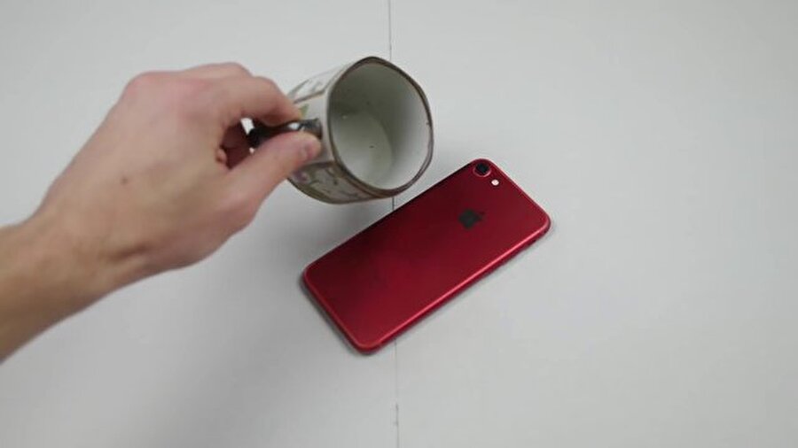 İşte kırmızı iPhone 7'ye uygulanan sıra dışı dayanıklılık testi...