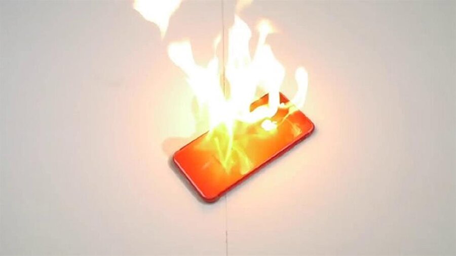 Kırmızı iPhpone 7'ye sıra dışı dayanıklılık testi