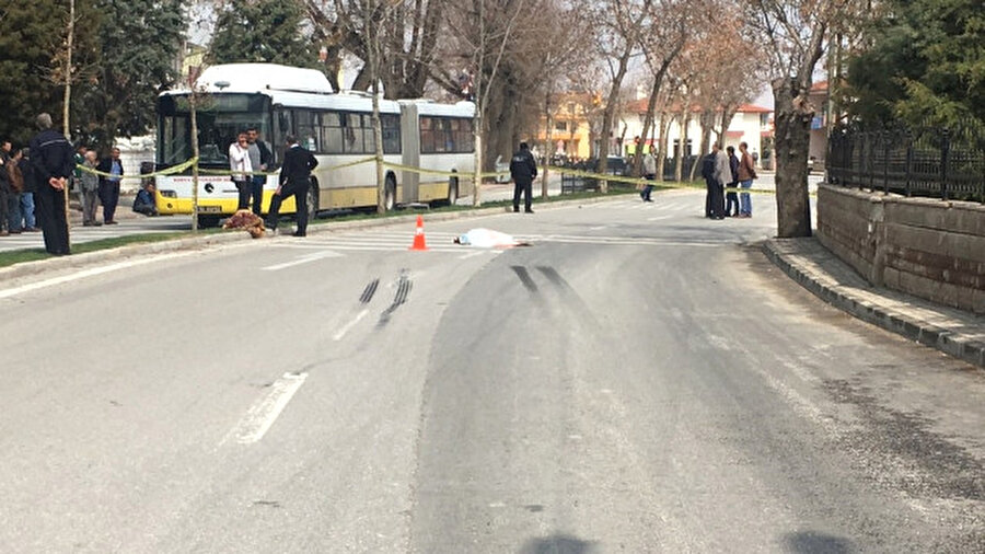 Annesinin elinden kaçtı 

                                    Kaza, merkez Meram ilçesi Gülbahçe Mahallesi Hatip Caddesi üzerinde meydana geldi. İddiaya göre, 5 yaşındaki Furkan Düzeltenli annesi Esra Düzeltenli ile yolun karşısına geçmek isterken annesinin elinden kaçtı. Bu sırada cadde üzerinde seyir halinde olan Samet D. idaresindeki kamyonla 5 yaşındaki Furkan Düzeltenli'ye çarptı.
                                