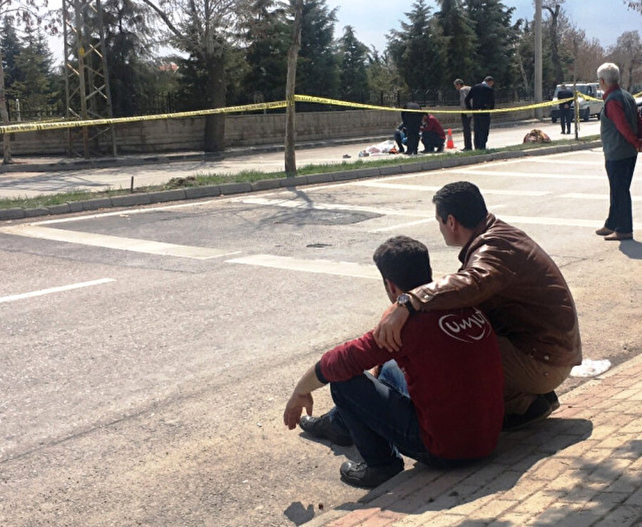 Babası son kez oğluna baktı

                                    Kaza haberi üzerine gelen baba Hasan Düzeltenli ve yakınları sinir krizi geçirdi. Küçük çocuğun cansız bedeni olay yerinde yapılan incelemenin ardından, otopsi yapılmak üzere Konya Eğitim ve Araştıma Hastanesi morguna kaldırıldı. Kamyon sürücüsü Samet D. ise ifadesi alınmak üzere polis merkezine götürüldü. Kazayla ilgili soruşturma başlatıldı
                                