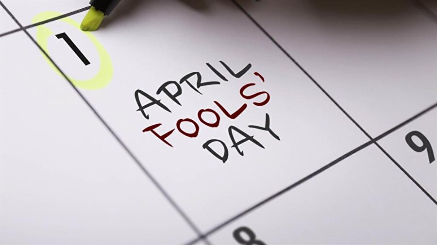 İngilizce’deki “April Fools’ Day” tabiri ise az önce bahsettiğimiz "Nisan Aptalları” yaftasından gelir.

                                    
                                    
                                    
                                    
                                    
                                
                                
                                
                                
                                