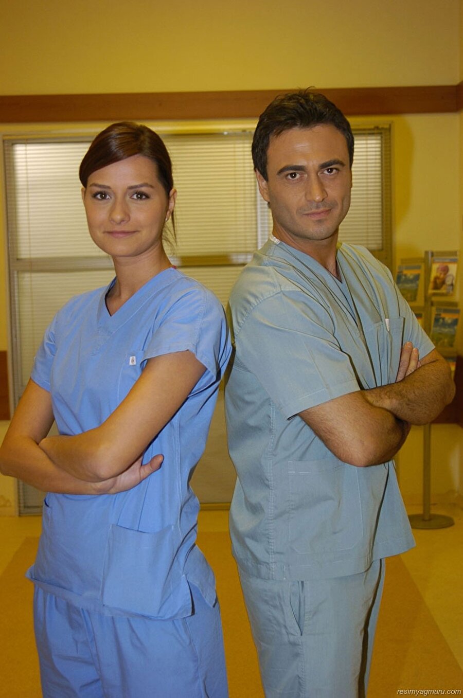 O dönemde dizinin başrolünü Kutsi oynuyordu. Ancak yapım şirketi yoluna farklı isimlerle devam etme kararı aldı. 