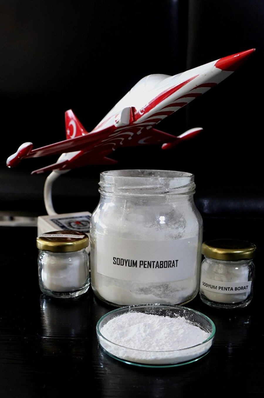 ''Bu icat sayesinde uçaklar radyasyona maruz kalmayacak''
Kale Naturel’in sahibi Faruk Durukan, 7 su molekülüne sahip sodyumpentaborat maddesinin uçakların izolasyon duvarlarına uygulanmasıyla birlikte yolcuların yüksek irtifalarda hiçbir şekilde radyasyona maruz kalmayacağını belirterek, “Bu yaptığımız çalışma, uçakların havada yolcularını radyasyona maruz bırakmadan uçurabileceği bir projedir. Biz daha önce de nükleer santraller ile röntgen binalarındaki radyasyonu durdurmak için sodyumpentaborat maddesini kullanmıştık. Bu maddeyi şimdi uçaklarda uyguluyoruz.