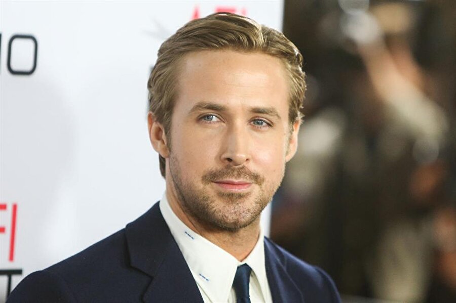 Oscar sahibi aktör Ryan Gosling

                                    
                                    
                                    
                                    
                                    Sizin için en iyi örnek, Oscar sahibi aktör Ryan Gosling. Orta yoğunlukta bırakacağınız bir bıyık da, yüzünüze bir stil katabilir.  Bu stili oluşturmak ve devam ettirebilmek için herhangi bir profesyonele de ihtiyacınız yok. Yapmanız gereken tek şey, bir ustura ile çenenizdeki sakallardan azar azar keserken favorilerinizi bırakarak birkaç ay sakal uzatmak.
                                
                                
                                
                                
                                