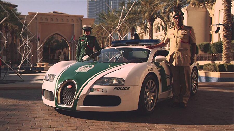 Yine Birleşik Arap Emirlikleri'nin Dubai kentinde polisler değeri yaklaşık 1.5 milyon doları bulan farklı bir lüks otomobil Bugatti Veyron kullanıyor.

                                    
                                    
                                    
                                    
                                    
                                    
                                    
                                    
                                    
                                
                                
                                
                                
                                
                                
                                
                                
                                