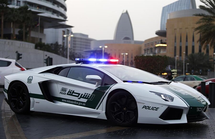 Birleşik Arap Emirlikleri'nin meşhur kenti Dubai'de polisler Lamborghini Aventador kullanıyor. Değeri 500 bin dolar civarı. 

                                    
                                    
                                
                                