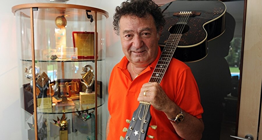 44 yıllık kariyerindeki tüm başarıları 

                                    
                                    16 albüm - 4 tane 45'lik - 3 tane tekli yayınlamış, Nilüfer - Sezen Aksu - Ayşegül Aldinç gibi isimler ile çalışmış ve İskender Paydaş - Mirkelam - Demet Sağıroğlu - Suat Suna gibi isimlere destek olmuştur. 
                                
                                