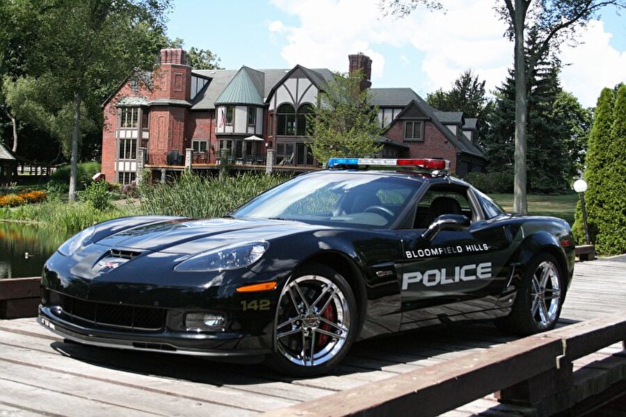 ABD'li polisler, özellikle Miami bölgesinde değeri yaklaşık 175 bin dolar olan Chevrolet Corvettte kullanıyor. 

                                    
                                    
                                    
                                
                                
                                