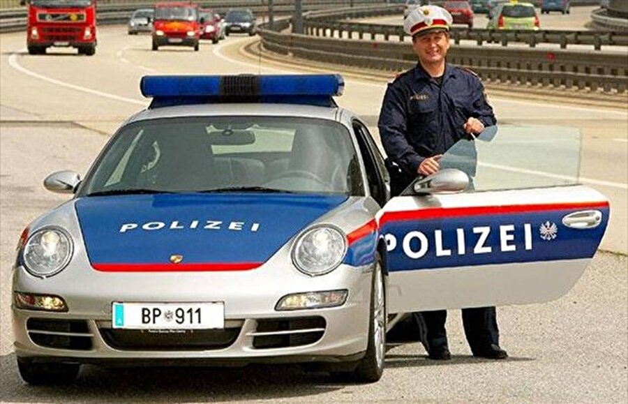 Avusturya polisi, değeri 100 bin doları bulan Porsche 911 kullanıyor. 

                                    
                                    
                                    
                                
                                
                                