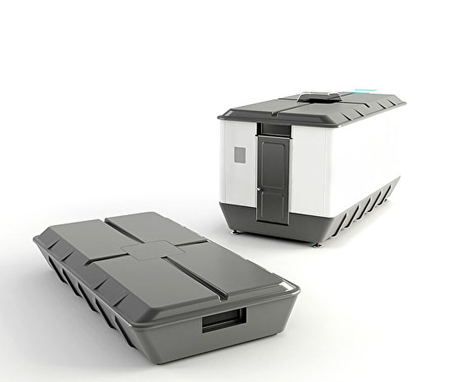  Savaş ve doğal afetler için özel tasarım

                                    "Shelter Pack Sığınmacı Barınma Ünitesi" tasarımı ise "Sosyal Sorumluluk İçin Tasarım" kategorisinde gümüş madalya aldı.

  
Savaş veya doğal afet sonrası durumlarda kullanılmak üzere geliştirilen sığınmacı barınma ünitesi, çadır gibi geçici çözümlerin ötesinde güvenlik, kişisel alan ve korunma sağlıyor. Dört kişilik bir ailenin temel ihtiyaçlarını karşılayabilecek yaşam alanı sunan ünite, eşyalarıyla birlikte kuruluma hazır bir paket olarak geliyor.

  
Duş ve tuvalet modülü de bulunan ürün, çatıda yağmur suyunu toplayarak bunun temiz su olarak kullanılabilmesini sağlıyor. Isı kaybını önlemek amacıyla yerden yükseltilmiş olan çadır, kullanılan malzemeler sayesinde artırılmış yalıtım sunuyor. Tasarım sayesinde, demonte halde tek konteynerde 12 ünitenin taşınabilmesi ile lojistik avantaj elde edilirken acil durumlara kısa süre içerisinde müdahale imkanı oluşturuluyor.
                                