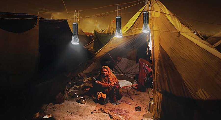 Gündüz şarj olup gece kullanılabilecek
Düşük gelirli kırsal hanelerde gündüz şarj olup gece kullanılabilecek ürünün tasarımı, elektrik altyapısına erişimi olmayan üçüncü dünya ülkelerinde kullanıma yönelik geliştirildi. Güneş enerjili aydınlatma ünitesi, atık pet şişelerin içine kapsül halinde yerleştirilen güneş paneli, tekrar doldurulabilir batarya ve LED'leri içeren sistemden oluşuyor.