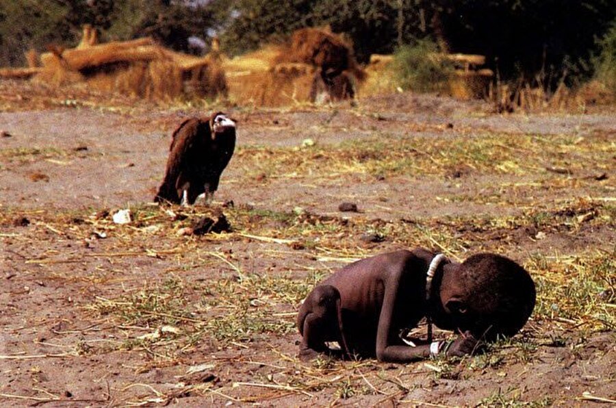 Akbabaya yem olacağından habersiz kız çocuğu

                                    
                                    Güney Sudan / 1993
                                
                                