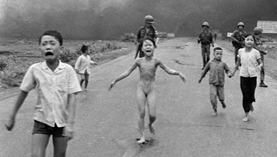 Bombadan kaçan çocuklar

                                    
                                    Vietnam / 1972
                                
                                