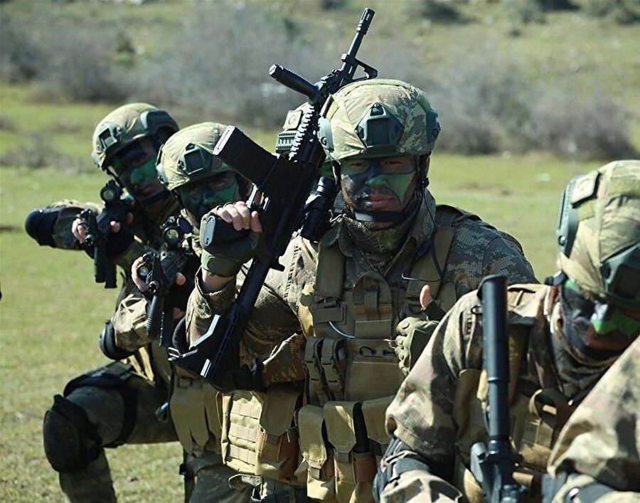 Dizide Serhat Kılıç, Çağan Atakan Arslan ve Tolga Sarıtaş gibi isimler rol alıyor. 