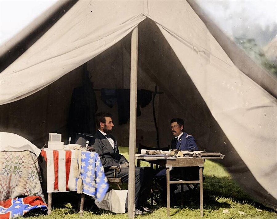 
                                    Abraham Lincoln ve George McClellan toplantı yaparken, 1862
                                