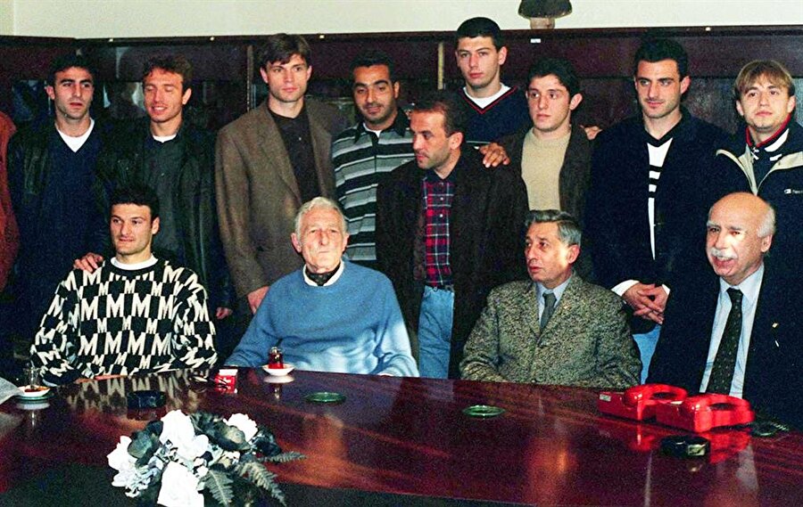"Sizler Beşiktaş’ta oynuyorsunuz. Bir tek maçta bile sizin yerinizde olmak için tüm bir hayatını verecek milyonlarca fakir insan var. O yüzden siz öyle bir mücadele edeceksiniz ki hakemi bile yeneceksiniz”

                                    
                                