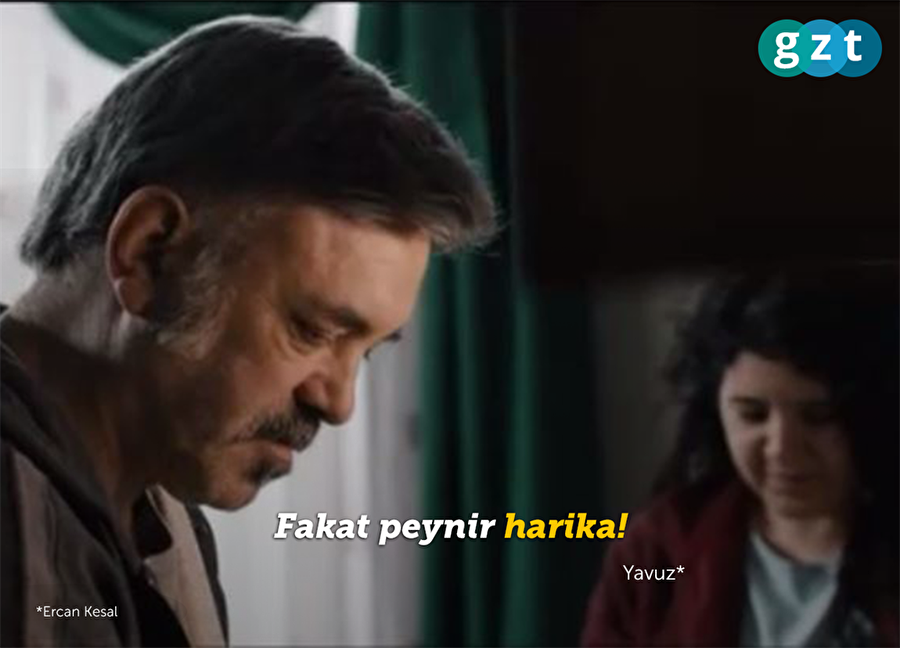 İzgü'nün favori sahnesi:

                                    
                                    
                                    
                                    
                                    
                                    
                                    Film boyunca Yavuz’un tüm sessizce derdini
anlatmaya çalıştığı anlarda çok kızdım. Konuş be adam! Söyle. Gömleği konusunda
sıkıntıya düştüğünde dahi doğruyu söylemedi. Açıkça sinirlenmişti. Yine sünger çekti.
Neşe’ye kendini ispatlamaya çalışmasındansa açık olmasını beklerdim. Ama o
zaman Yavuz’un hikayesi olmazdı belki :) Demleme şekliyle farklı olan çayı Neşe’nin
tatmasını heyecanla beklemesi, büyük bir mutlulukla ikram etmesi ve Neşe’nin ‘kokulu
çay’dan öteye gitmeyen yorumuna açıklamaya getirmeye çalışırken, sırf konu
olsun diye “Fakat peynir harika!” demesi… Hepsi aslında şunu söylüyordu. “Kal, çay demledim. İçelim.” Fakat yine suskun,
demlikle bir başına kaldı Yavuz.
                                
                                
                                
                                