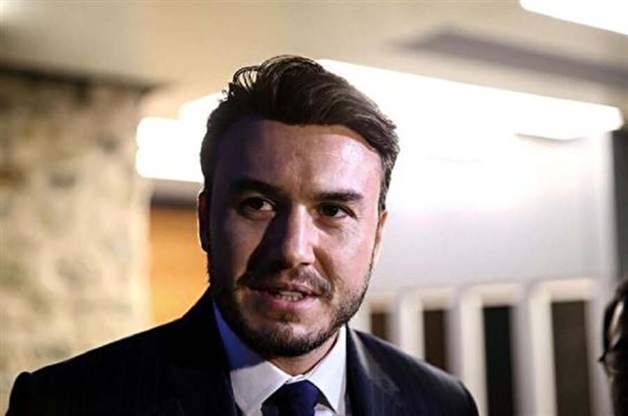 Mustafa Ceceli

                                    Gecenin parolası samimiyetti ve bu çok net hissediliyordu. Başbakanımız'ın kravatsız oluşu, tüm gece torununu dizinde oturtup bizim görüşlerimizi dinlemesi bunun göstergesiydi. Kimi zaman siyasi bir üslupla, kimi zaman da esprili bir şekilde cevaplar verdi. Sayın Yıldırım'ın Bakan Avcı ile esprili atışmaları da geceye renk kattı.
                                