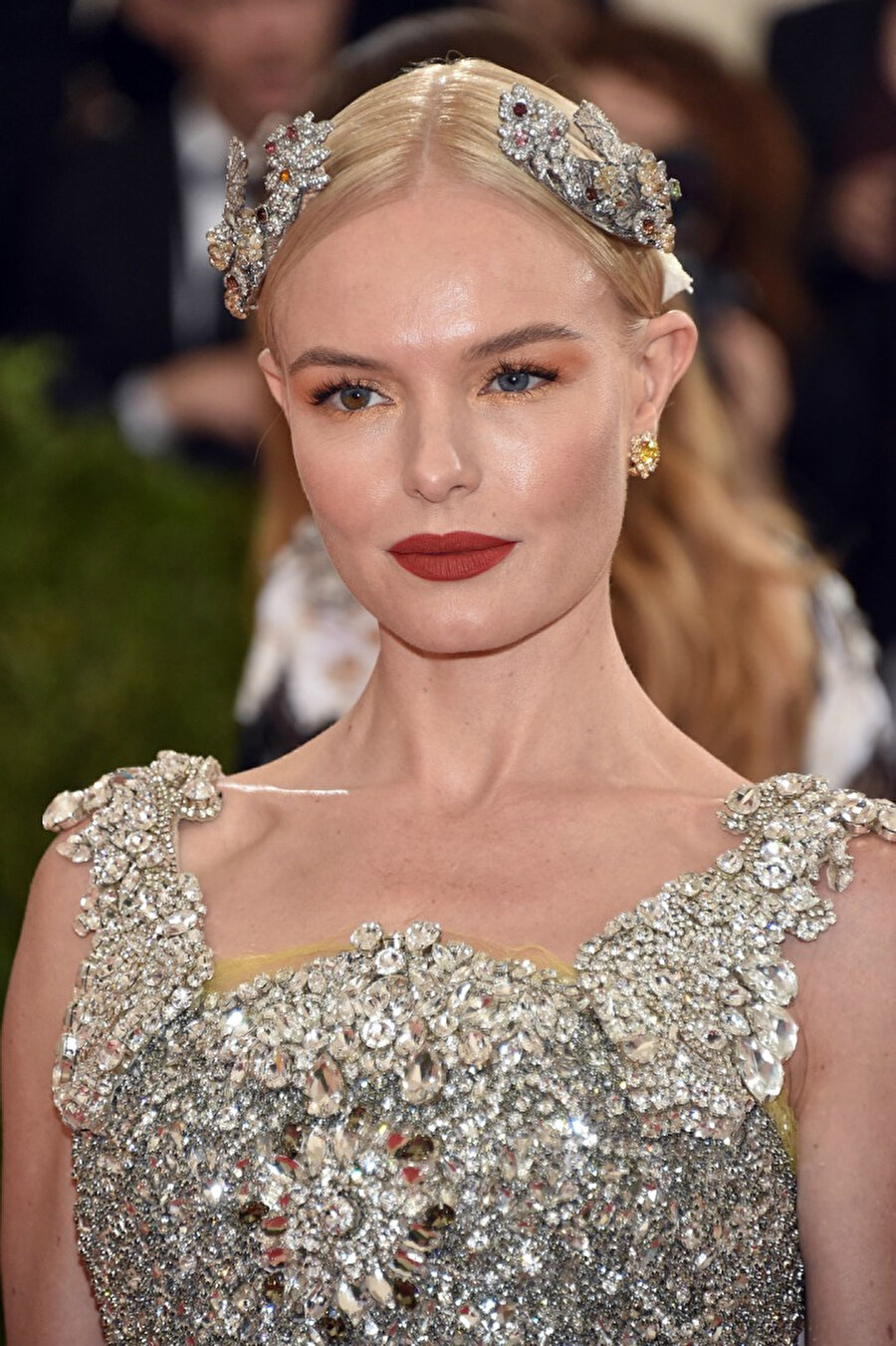 Asalet ve gösteriş
Kate Bosworth'un da tercih ettiği, asil ve gösterişli saç aksesuarlarını tercih edebilirsiniz. 