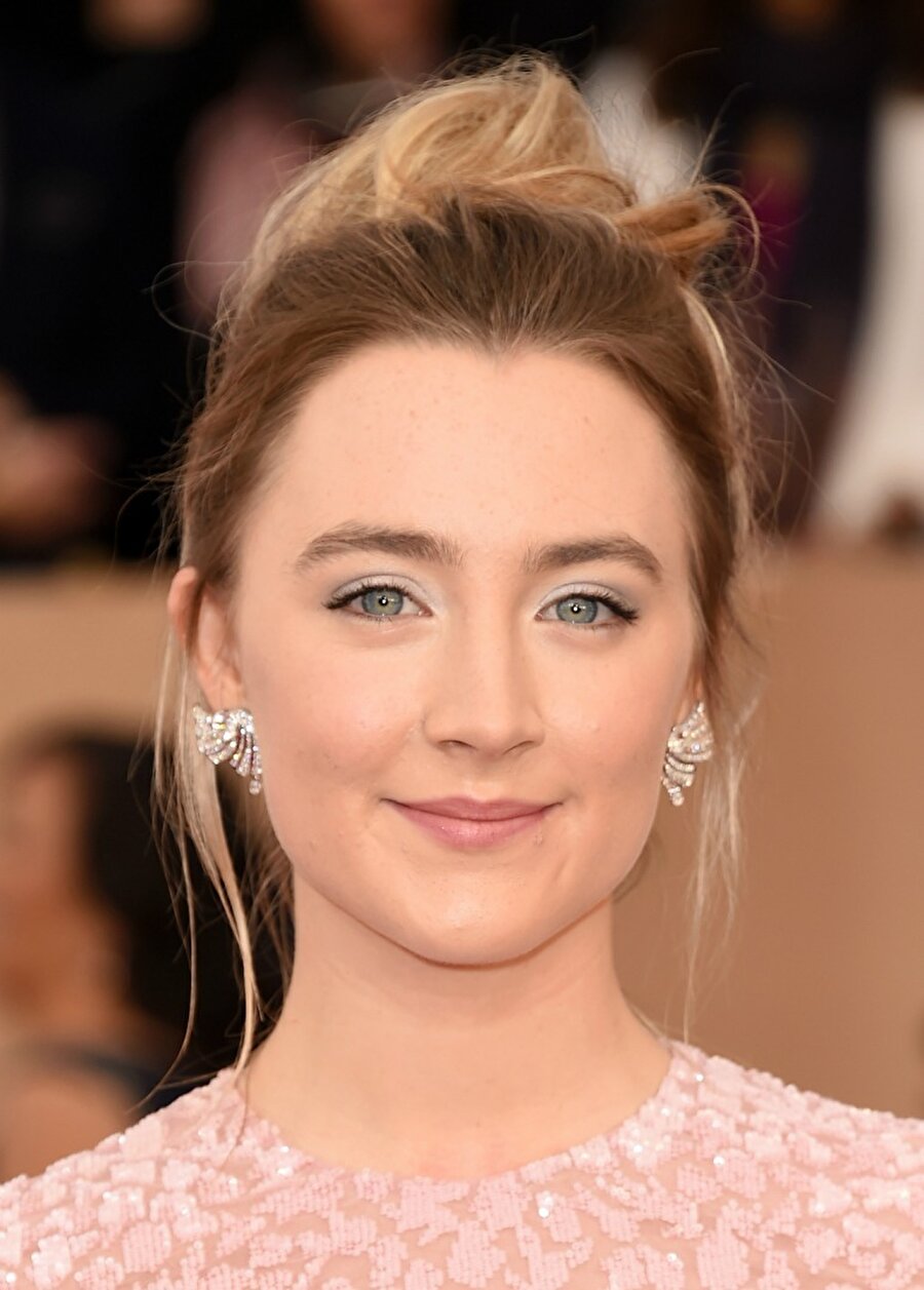 Topuzlara özgürlük!
Alışılagelmişin dışında, gevşek ve özgür bırakılmış topuzlar, her zaman daha spor ve genç görünmenizi sağlar. Saoirse Ronan modeli, özgürlüğü seven gelinlere gelsin. 