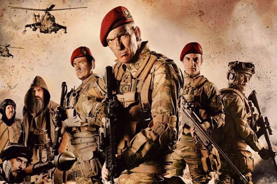 Bordo Bereliler Suriye

                                    Erhan Baytimur'un yönettiği ve Cenk Ertan, Sedat Mert, Arda Esen, Feyza Çıpa, Halil İbrahim Kalaycıoğlu ile Açelya Elmas'ın oynadığı "Bordo Bereliler Suriye" izleyici ile buluşacak. Bir sınır operasyonundaki bordo bereli ekibin başından geçenleri konu alan film, 2015'in eylül ayında Hakkari Dağlıca'da 16 askeri şehit eden PKK'lı teröristleri yakalamak için bölgeye getirilen ve "dön" emri almamak için telsizlerini kapatan bordo berelilerin yaptığı operasyonla başlıyor. Operasyonu genişleten bordo bereliler, daha sonra Yüzbaşı Mehmet ve komutasındaki ekiple Suriye'de, Türk sınır güvenliğini tehdit eden bir terör örgütünün başındaki "Çöl İmamı" lakaplı Ebu Salim'i yok etmeye çalışıyor.
                                