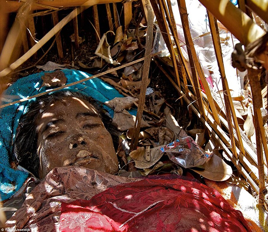 Ölen kişiler önce yağmur suyuyla yıkanıyor. Ardından da kafatasları biz bezle sarılıyor. 