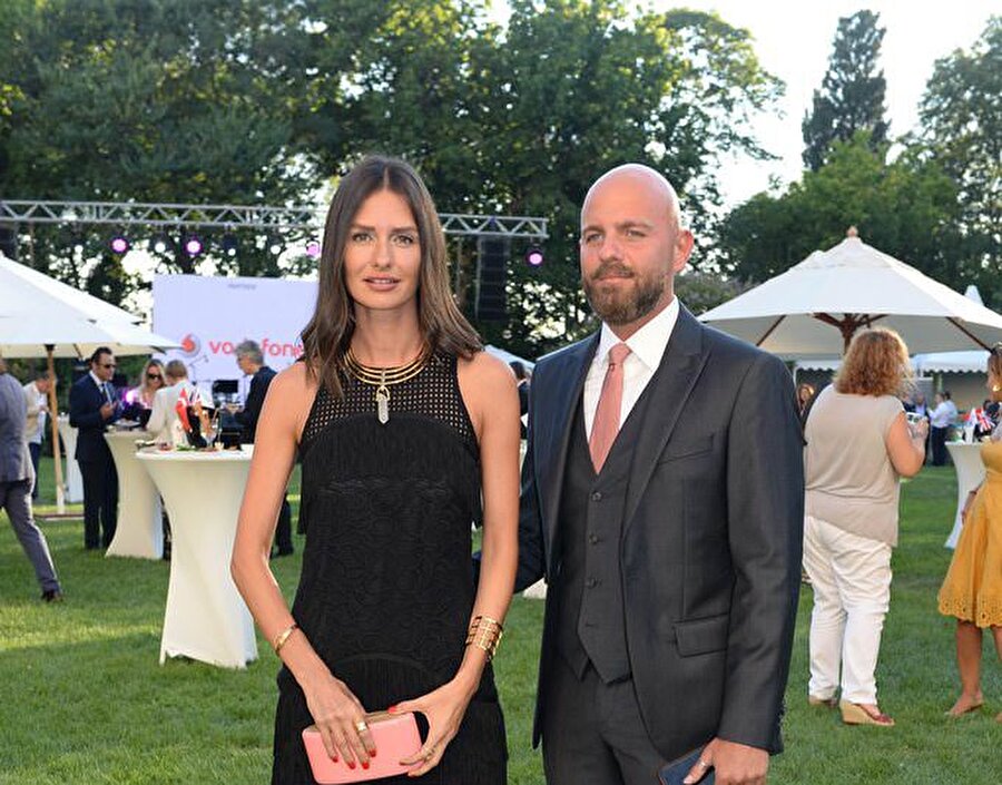 Doktorlar dizisi ona bir şöhret getirmişti fakat hayatının aşkını da getireceğini o bile tahmin edemezdi.
