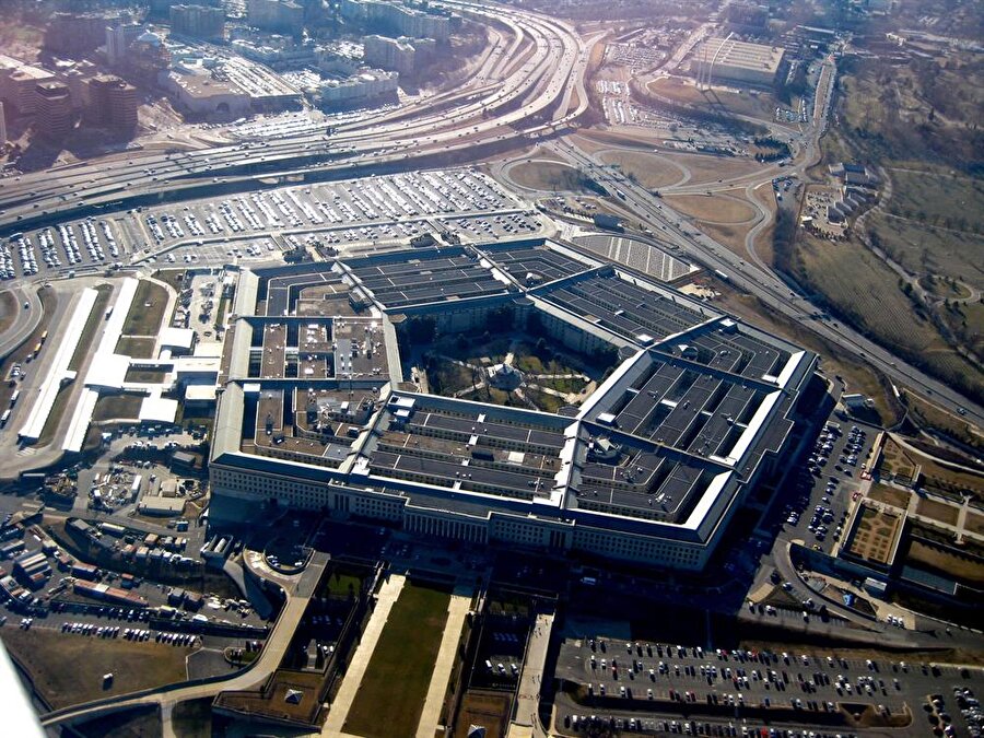 Pentagon'dan yapılan açıklamada saldırının bir sefere mahsus olduğunu ve füzeler fırlatılmadan önce Rusya'ya bilgi verildiğini de aktardı.  ​

                                    
                                    
                                    
                                    
                                    
                                
                                
                                
                                
                                