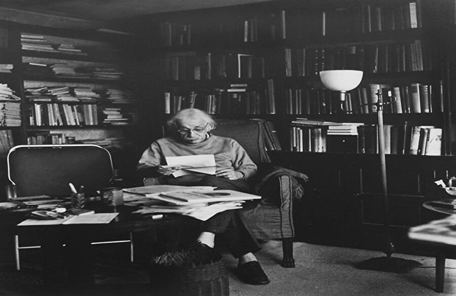​Einstein'ın bir öğretmene cevap olarak yazdığı ufkunuzu açacak mektup: Einstein'ın yıllar önce çözdüğü soruları bilim insanları bugün bile çözemiyor!