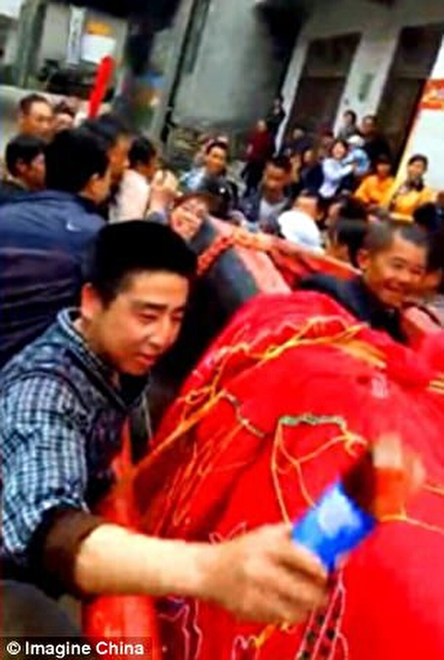 Cenazeye Lin'in 40'dan fazlası akrabası ve yüzlerce köylüsü katıldı.