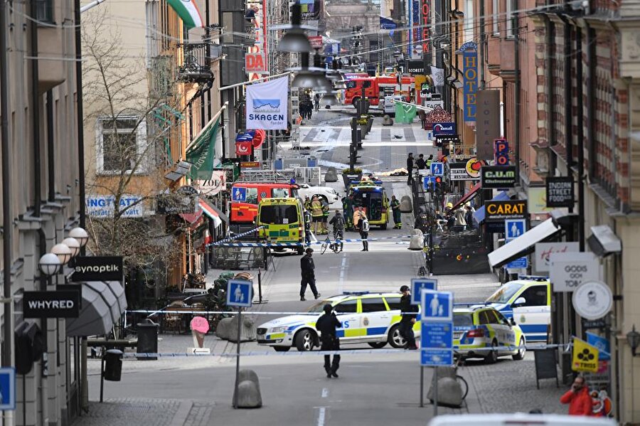 ABD'nin saldırısı konuşulurken gözler İsveç'e çevrildi. Başkent Stockholm'de bir kamyon trafiğe kapalı bir yolda yayaların üzerine sürdü, 4 kişi öldü, 15 kişi yaralandı.

                                    
                                    
                                Kaynak: Habertürk
                                