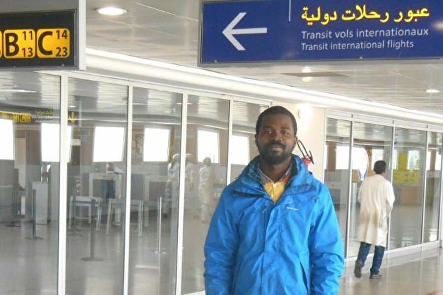 Kokoba De Jacques
Fildişi Sahilli Kokoba de Jacques 2012 yılında mülteci olarak Fas'a sığındı. İki yıl Fas'ta yaşayan Jacques dört günlük bir tatil için Moritanya'ya gitti. Moritanya'dan Fas'a dönen adamı, yetkililer ülkeye almadı. Genç adam 43 gün boyunca havaalanında yaşadı.